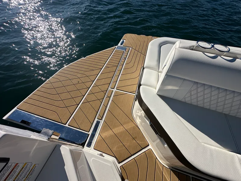 Slide: The Image of Sea Ray 400 SLX 2024 - 34