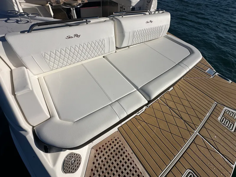Slide: The Image of Sea Ray 400 SLX 2024 - 36