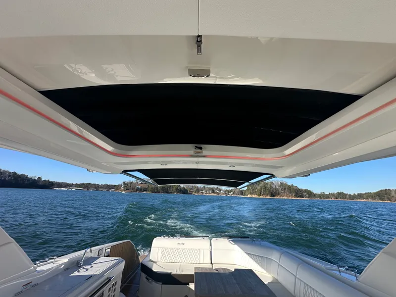 Slide: The Image of Sea Ray 400 SLX 2024 - 38