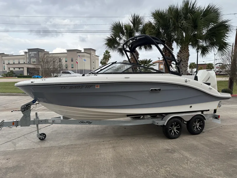 The Image of Sea Ray 210 SPX Outboard 2024 - 0