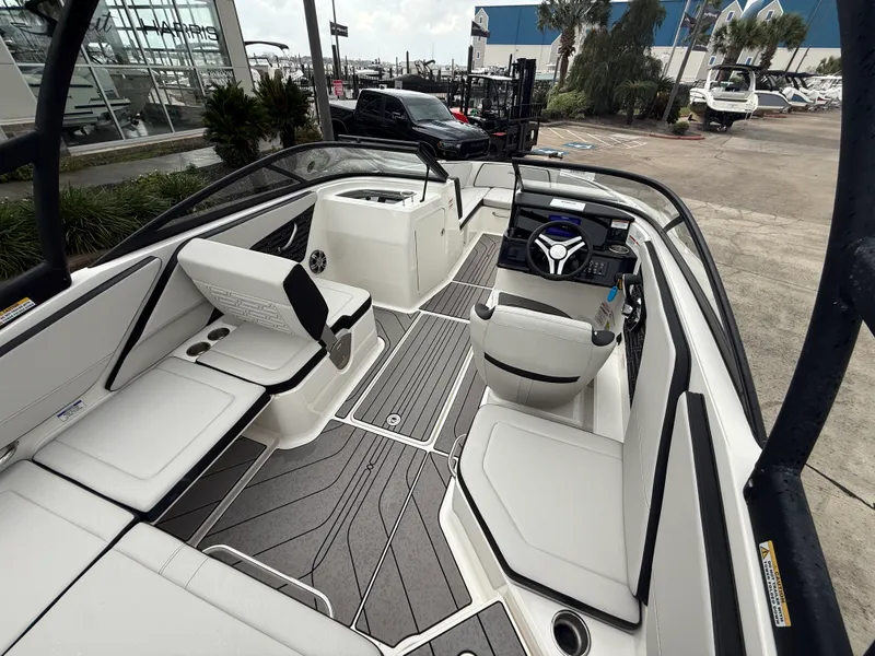 Slide: The Image of Sea Ray 210 SPX Outboard 2024 - 10