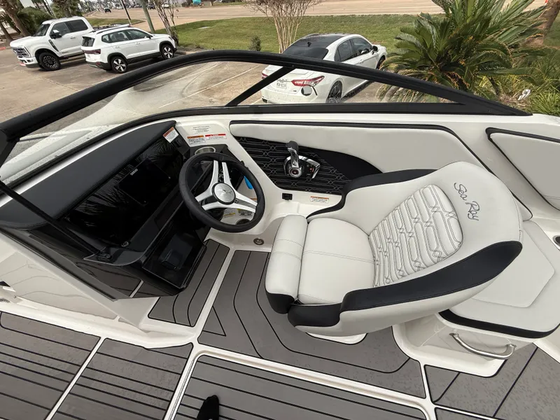 Slide: The Image of Sea Ray 210 SPX Outboard 2024 - 13