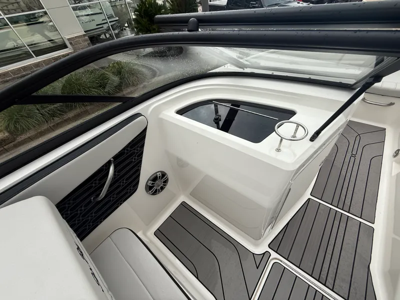 Slide: The Image of Sea Ray 210 SPX Outboard 2024 - 15