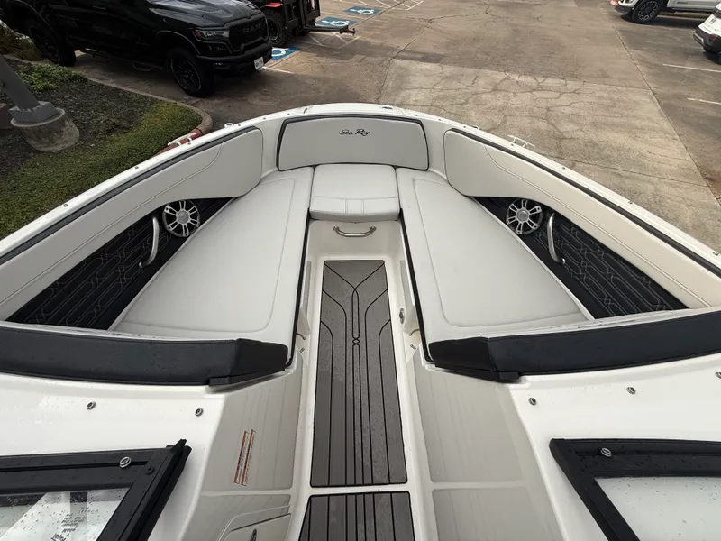 Slide: The Image of Sea Ray 210 SPX Outboard 2024 - 16