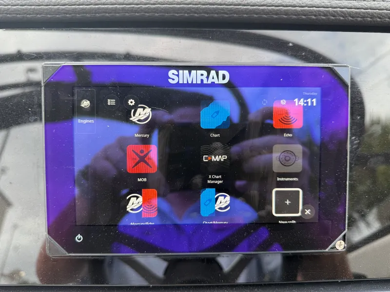 Slide: The Image of Sea Ray 210 SPX Outboard 2024 - 19