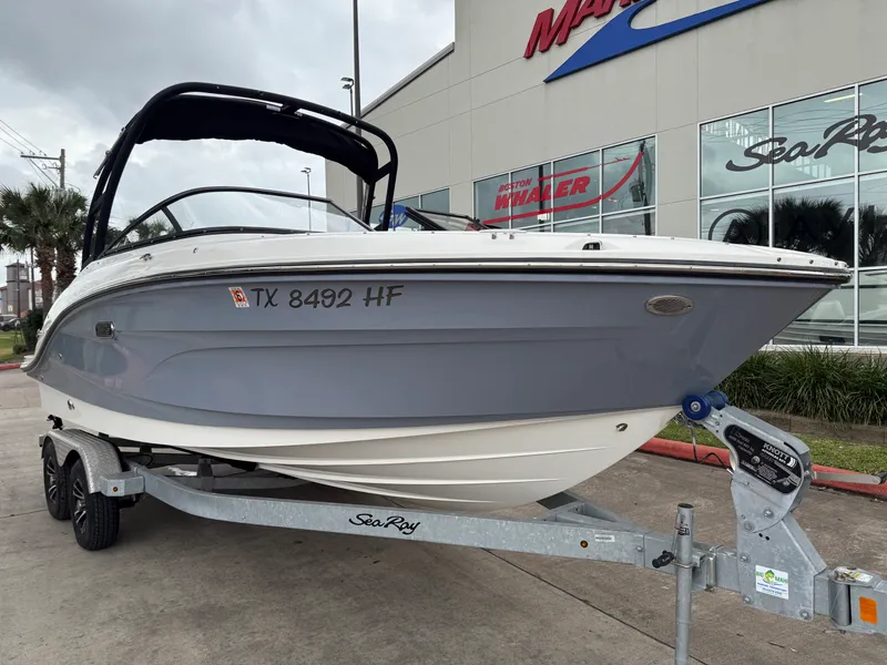 Slide: The Image of Sea Ray 210 SPX Outboard 2024 - 2