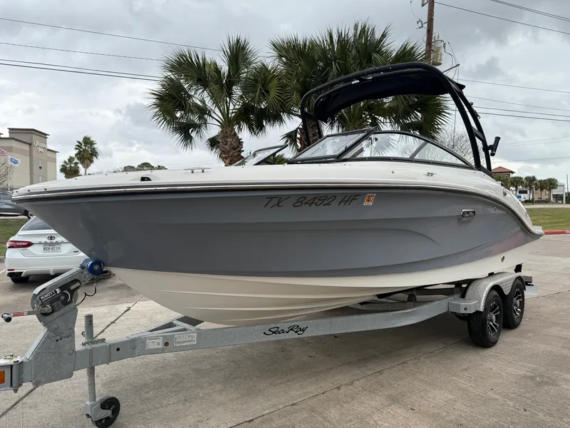 Slide: The Image of Sea Ray 210 SPX Outboard 2024 - 5