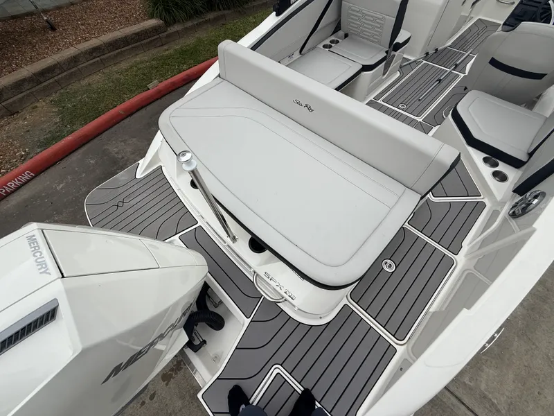 Slide: The Image of Sea Ray 210 SPX Outboard 2024 - 7
