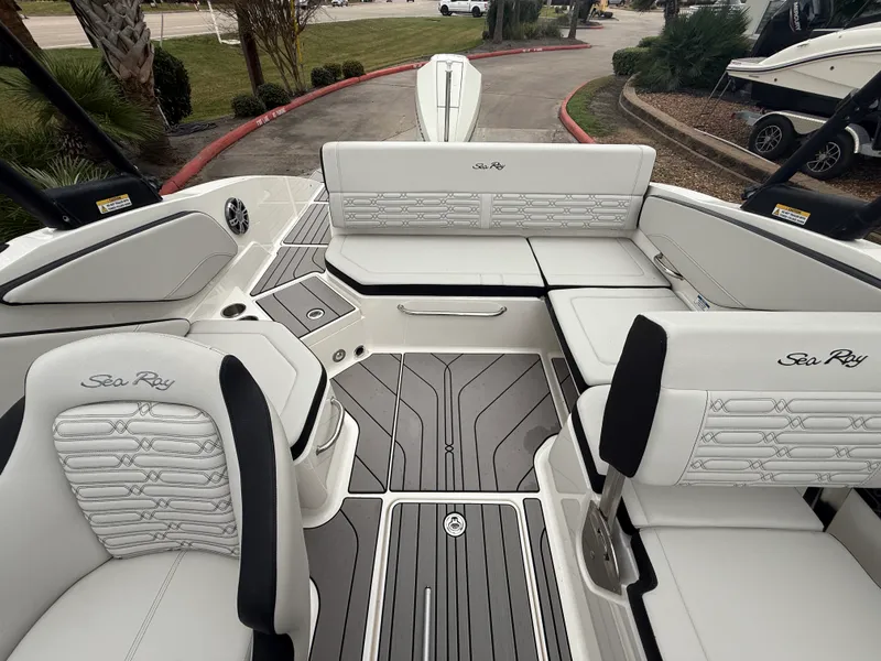 Slide: The Image of Sea Ray 210 SPX Outboard 2024 - 8