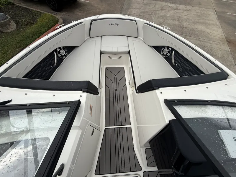 Slide: The Image of Sea Ray 210 SPX Outboard 2024 - 9