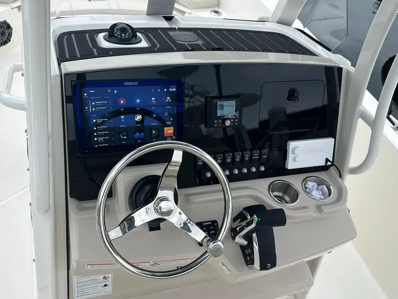 Slide: The Image of Boston Whaler 250 Dauntless 2026 - 16