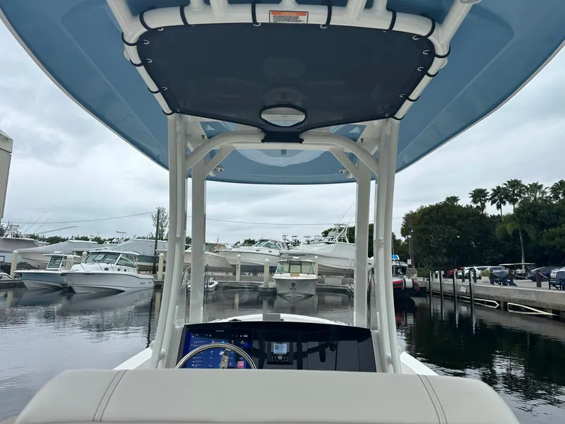 Slide: The Image of Boston Whaler 250 Dauntless 2026 - 17