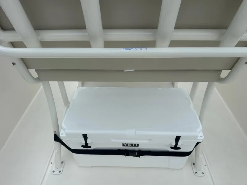 Slide: The Image of Boston Whaler 250 Dauntless 2026 - 18