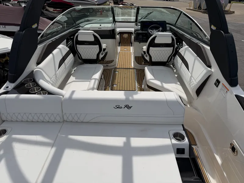 Slide: The Image of Sea Ray SLX 260 2026 - 6