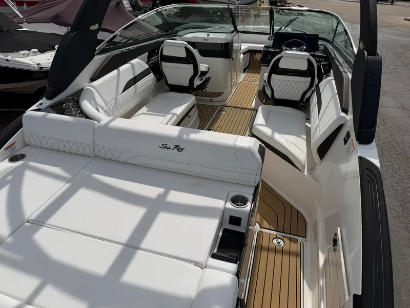 Slide: The Image of Sea Ray SLX 260 2026 - 4