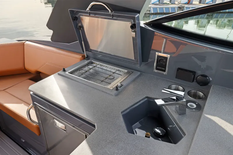 Slide: The Image of Cruisers 38 GLS 2022 - 10