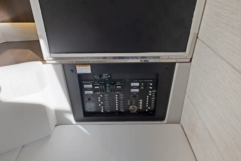 Slide: The Image of Cruisers 38 GLS 2022 - 28