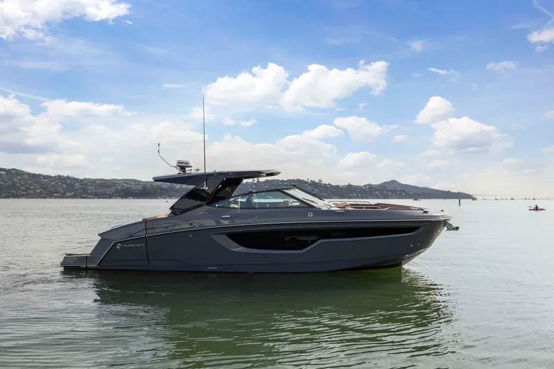 Slide: The Image of Cruisers 38 GLS 2022 - 44