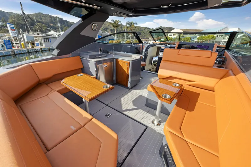 Slide: The Image of Cruisers 38 GLS 2022 - 8