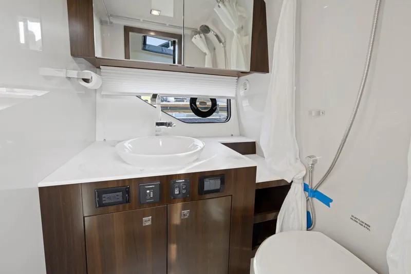 Slide: The Image of Cruisers Yachts 38 GLS 2022 - 30