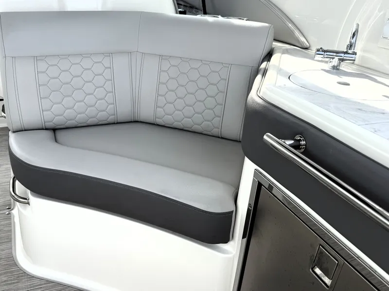 Slide: The Image of Sea Ray 320 SUNDANCER 2023 - 17