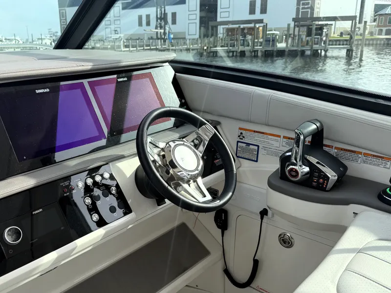 Slide: The Image of Sea Ray 320 SUNDANCER 2023 - 20