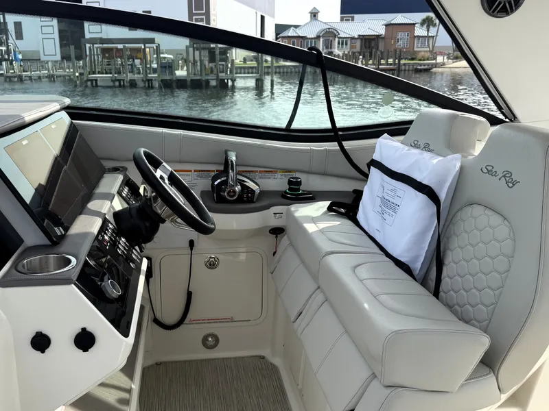 Slide: The Image of Sea Ray 320 SUNDANCER 2023 - 21