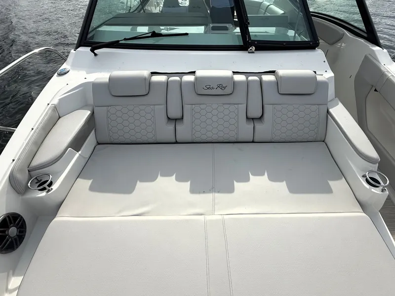 Slide: The Image of Sea Ray 320 SUNDANCER 2023 - 24