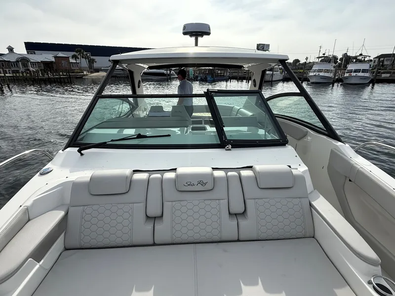 Slide: The Image of Sea Ray 320 SUNDANCER 2023 - 25