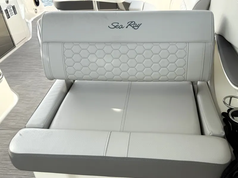 Slide: The Image of Sea Ray 320 SUNDANCER 2023 - 27