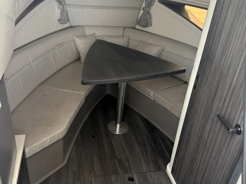 Slide: The Image of Sea Ray 320 SUNDANCER 2023 - 33