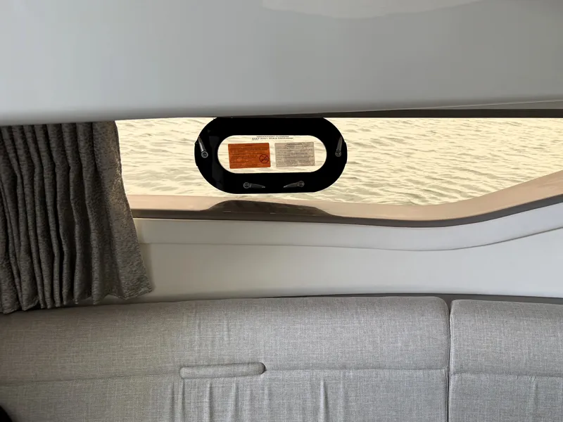 Slide: The Image of Sea Ray 320 SUNDANCER 2023 - 35