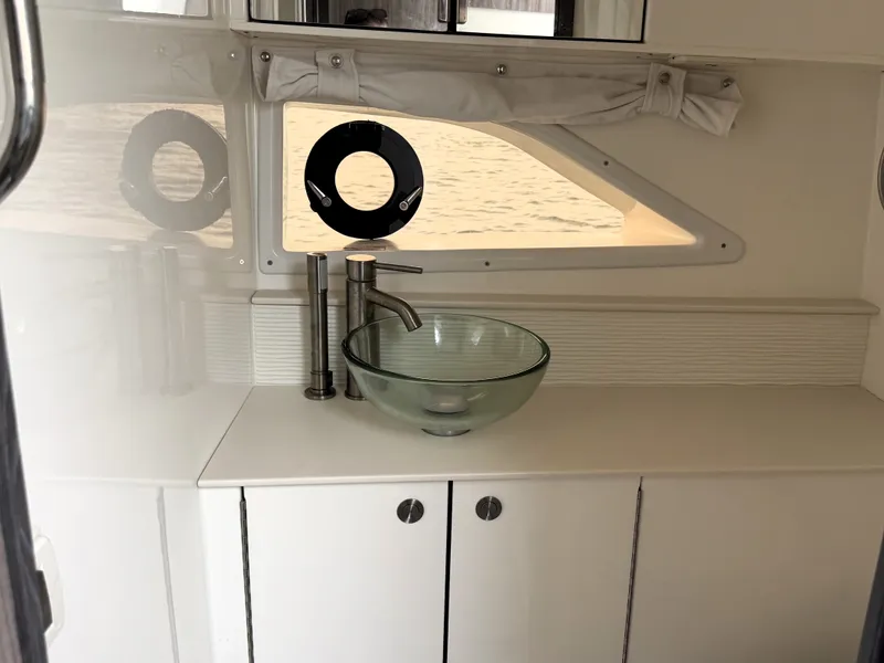 Slide: The Image of Sea Ray 320 SUNDANCER 2023 - 36