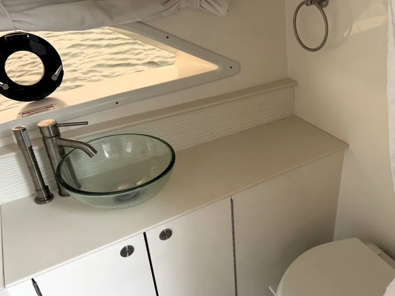 Slide: The Image of Sea Ray 320 SUNDANCER 2023 - 37