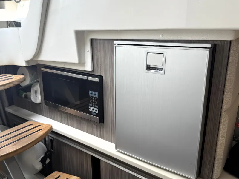 Slide: The Image of Sea Ray 320 SUNDANCER 2023 - 38