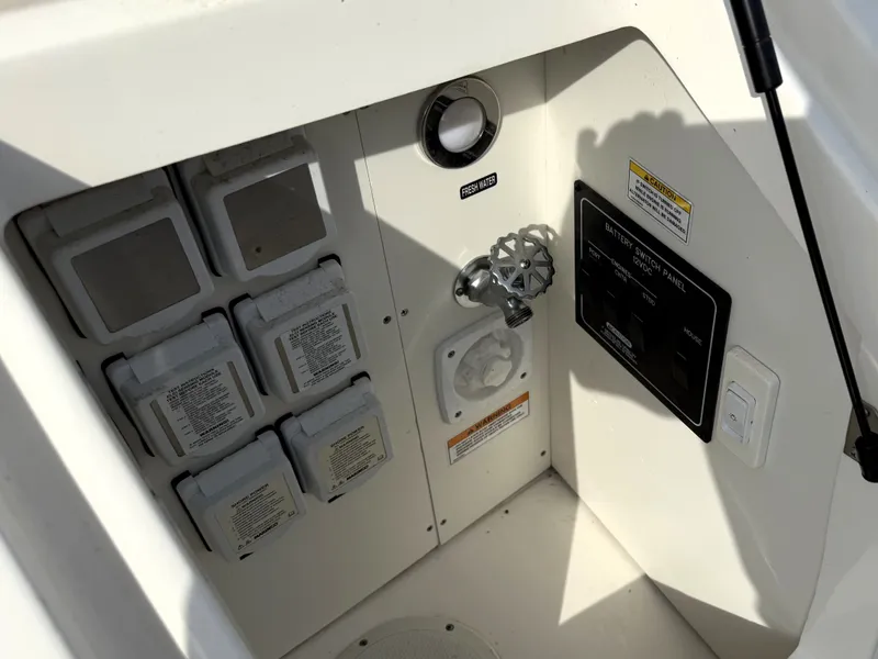 Slide: The Image of Sea Ray 320 SUNDANCER 2023 - 41