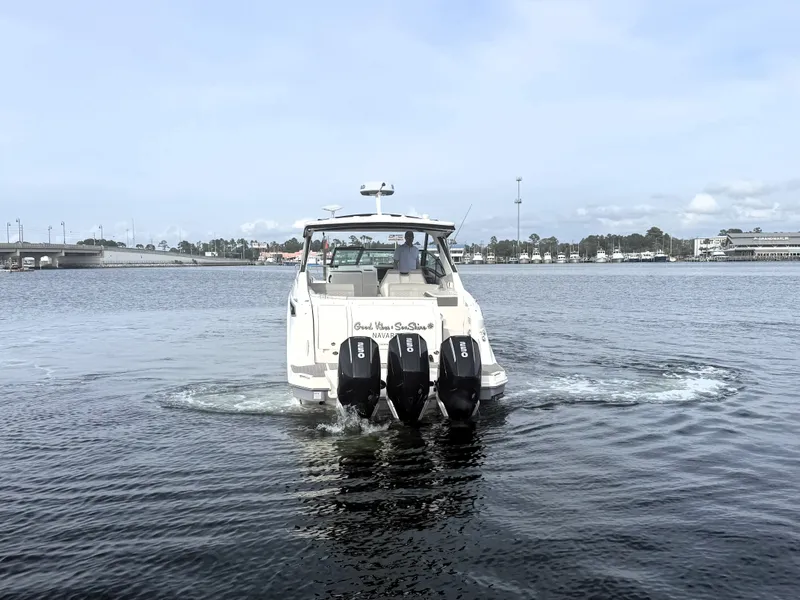 Slide: The Image of Sea Ray 320 SUNDANCER 2023 - 8