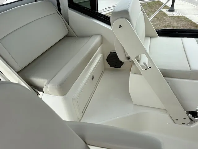 Slide: The Image of Boston Whaler 325 CONQUEST 2022 - 12
