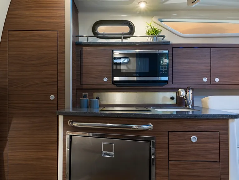 Slide: The Image of Boston Whaler 325 CONQUEST 2022 - 19