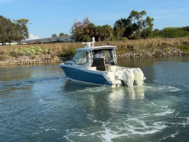 Slide: The Image of Boston Whaler 325 CONQUEST 2022 - 25