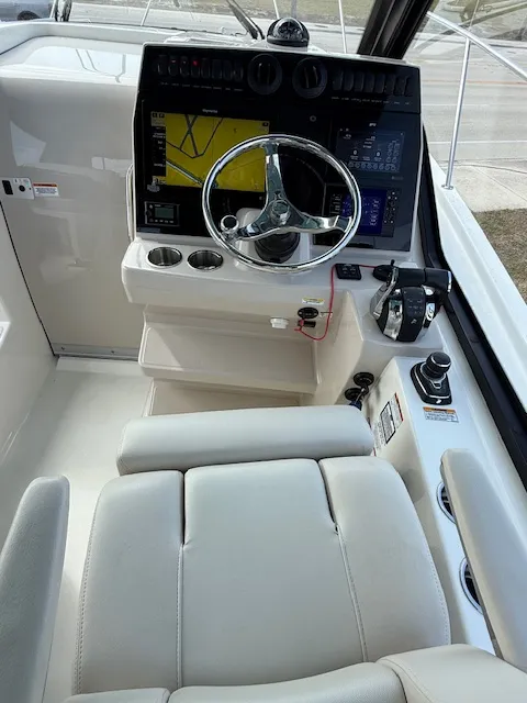 Slide: The Image of Boston Whaler 325 CONQUEST 2022 - 7