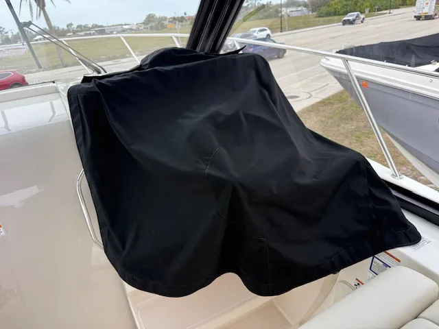 Slide: The Image of Boston Whaler 325 CONQUEST 2022 - 9