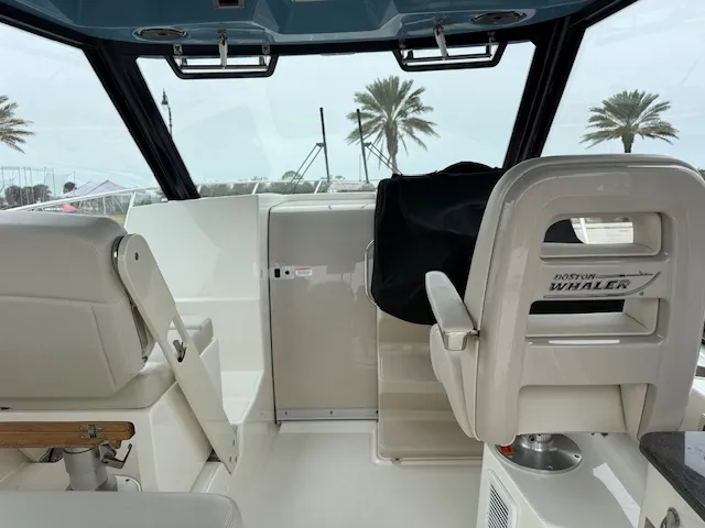 Slide: The Image of Boston Whaler 325 CQ 2022 - 11