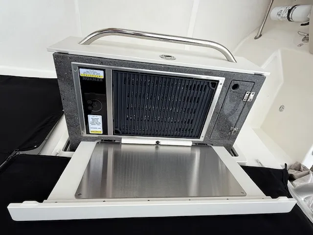 Slide: The Image of Boston Whaler 325 CQ 2022 - 15