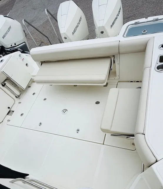 Slide: The Image of Boston Whaler 325 CQ 2022 - 17