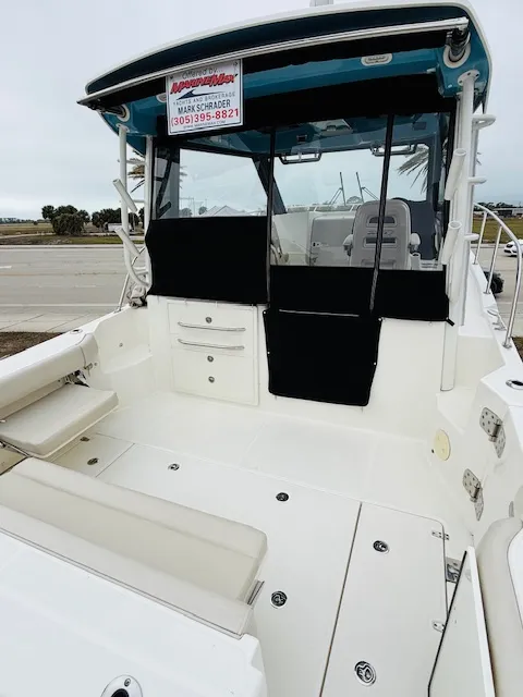 Slide: The Image of Boston Whaler 325 CQ 2022 - 3