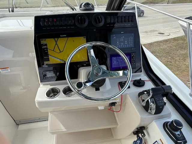 Slide: The Image of Boston Whaler 325 CQ 2022 - 6