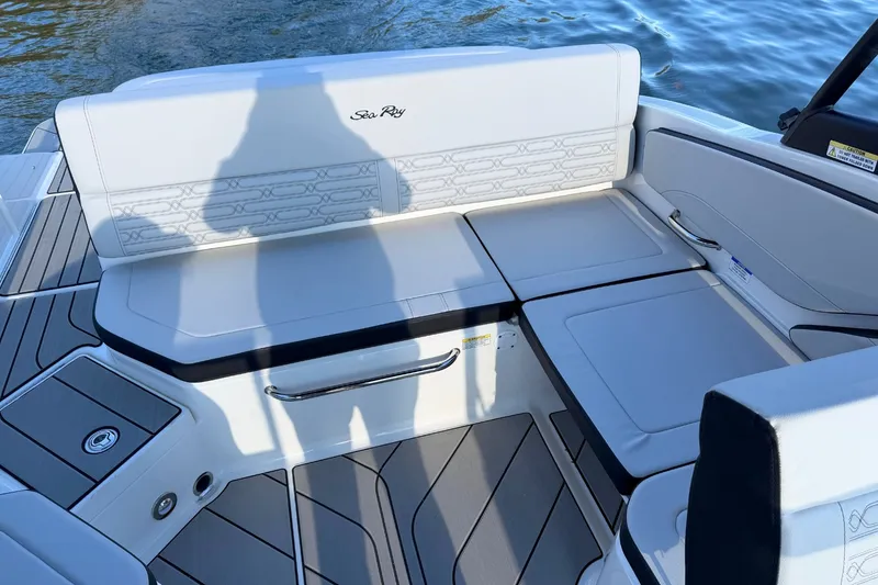 Slide: The Image of Sea Ray SPX 210 2026 - 10