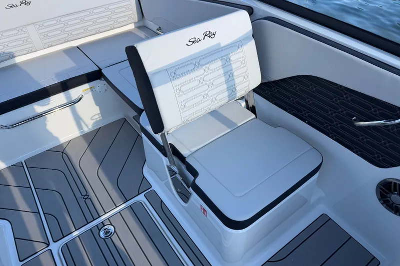 Slide: The Image of Sea Ray SPX 210 2026 - 11