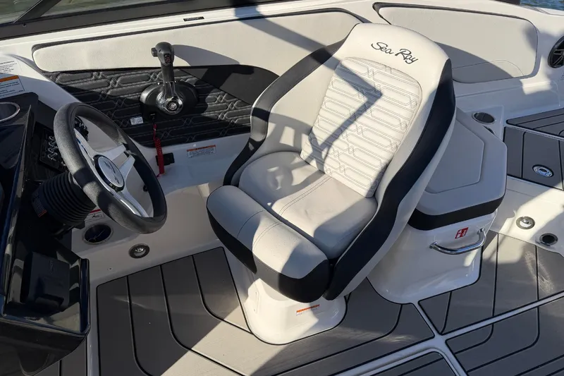 Slide: The Image of Sea Ray SPX 210 2026 - 12